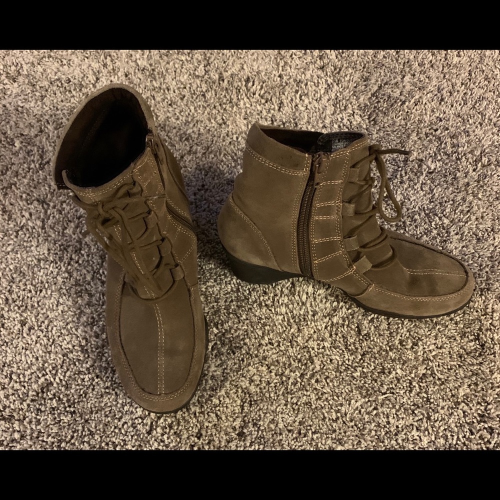Aerosoles Size 6.5M suede brown wedge zip boot